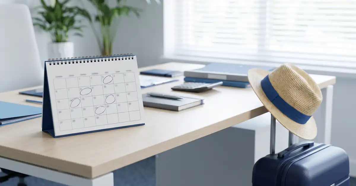 Férias antes ou depois do feriado: mesa com calendário, mala e chapéu